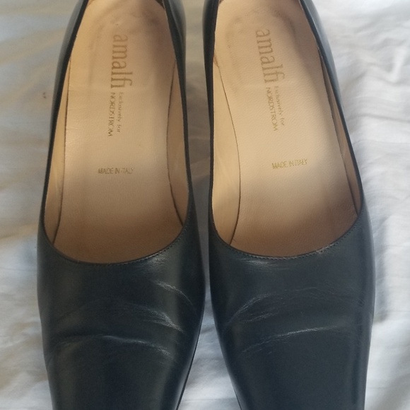 Amalfi Navy classic pump 6 1/2 - Picture 3 of 5